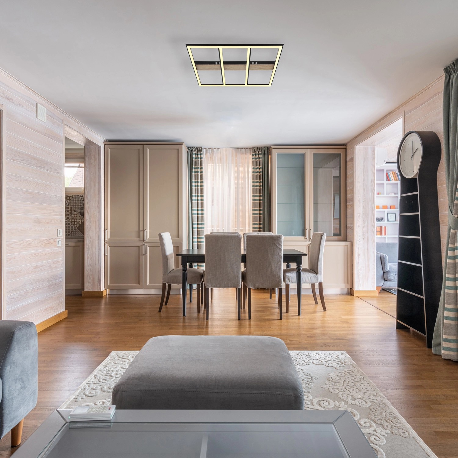 Schwarze, quadratische Globo LED-Deckenleuchte Froomy 60x60 cm im Wohnraum.