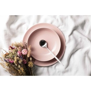 Seltmann Weiden Amina Geschirr-Set, 30-teilig, Rosé, mit Teller, Schale und Löffel auf Stoff.