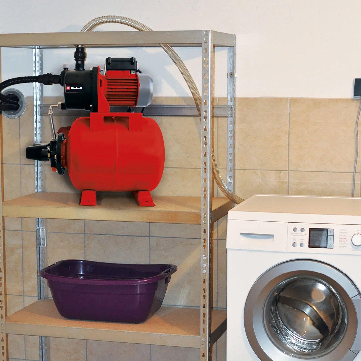 Einhell Hauswasserwerk GC-WW 6538 im Regal neben Waschmaschine. Pumpe zur Wasserversorgung.