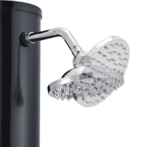 Detailaufnahme: Schwarze Juskys Solardusche Victoria mit Regenduschkopf.
