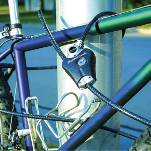 Master Lock Kabelschloss Python am Fahrrad befestigt, 1,8 m langes, schwarzes Stahlkabel.