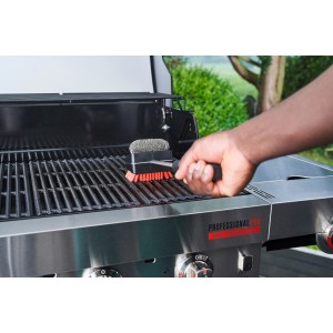Char-Broil Grillbürste Hot & Cool Clean in Nutzung auf Grillrost, Grillutensil