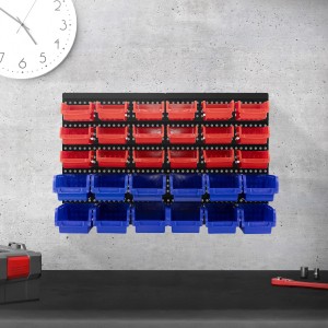 Wandregal mit blauen und roten Stapelboxen als Werkzeugschrank-System.