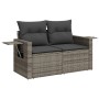 Graue 2-Sitzer Garten-Sofagarnitur aus Polyrattan mit Kissen und ausklappbaren Tischen.
