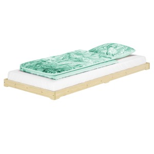 Flaches Einzelbett (90x200) aus unbehandeltem Fichtenholz mit Rollrost und Bettwäsche.