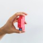 Rotes Shelly Relaismodul Pro 1PM mit 1 Kanal und 16 A in der Hand, Hausautomation.