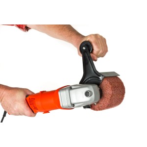 Holzmann Satiniermaschine SM 100 in Aktion, zum Schleifen und Polieren von Oberflächen.