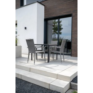 Graue Diephaus Emlan Blockstufe als moderne Treppe auf einer Terrasse. Schlichtes Design für Garten & Außenanlagen.
