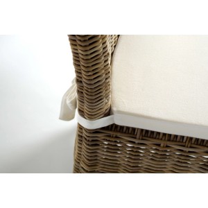 Detailansicht eines Rattansessels in Kubu Grau mit hellem Baumwollkissen. Loungesessel aus Rattan.