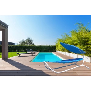 Blaue Leco Luxus-Hängematte Gloria mit Sonnendach neben Pool. Bequeme Sonnenliege für Garten und Terrasse.