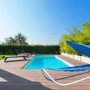 Blaue Leco Luxus-Hängematte Gloria mit Sonnendach neben Pool. Bequeme Sonnenliege für Garten und Terrasse.