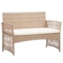 Beige Gartenbank aus Rattan mit cremefarbenem Kissen, Teil des vidaXL Lounge-Sets.