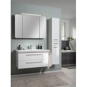 Weißer Fackelmann Spiegelschrank (110 cm) mit Softclose und LED-Leuchte im Badezimmer.