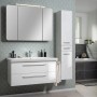 Weißer Fackelmann Spiegelschrank (110 cm) mit Softclose und LED-Leuchte im Badezimmer.