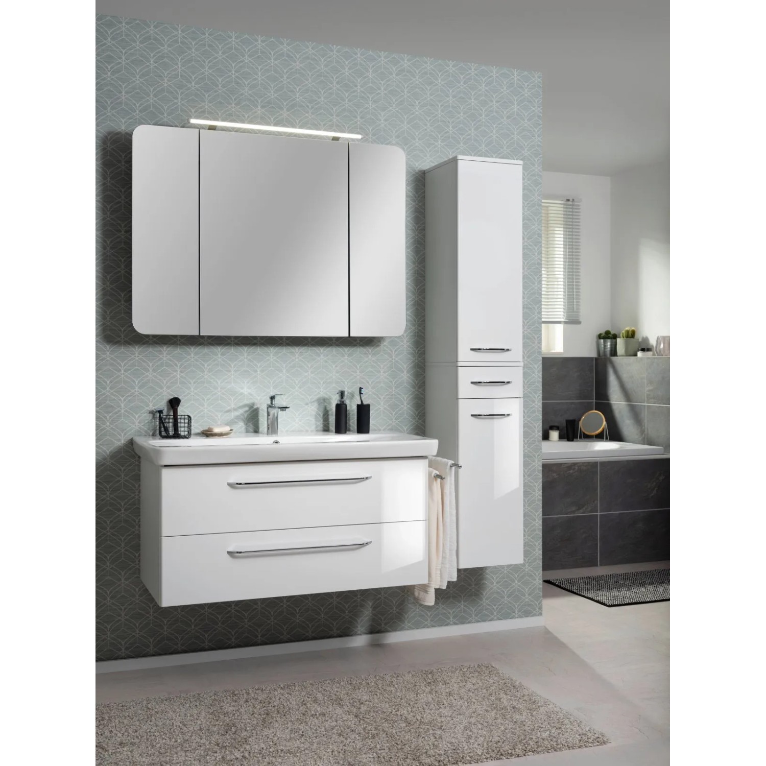 Weißer Fackelmann Spiegelschrank (110 cm) mit Softclose und LED-Leuchte im Badezimmer.