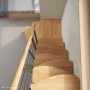 Raumspartreppe Quadro, 12 Stufen aus Buche Natur, Metall in Brillant-Schwarz, mit einseitigem Geländer.