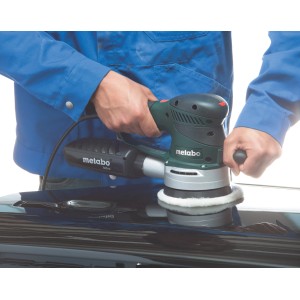 Metabo Exzenterschleifer SXE 425 TurboTec im Einsatz beim Schleifen einer glänzenden Oberfläche.