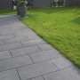 EHL Pflastersteine Veria Anthrazit, 20x30x8 cm, verlegt als Gartenweg neben Rasenfläche.