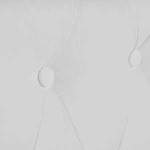 Detailaufnahme: Weißes Chesterfield Sofa mit Knopfheftung aus Kunstleder.