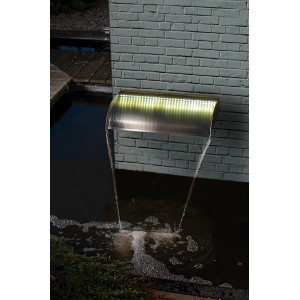 Ubbink Nevada LED Wasserfall aus Edelstahl am Teich, mit Wasserlauf und Beleuchtung.