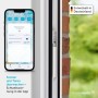 HmIP Fenster- und Türkontakt verdeckt im Fensterrahmen, App-Ansicht auf Smartphone.