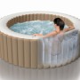 Intex PureSpa Bubble Massage Set für 8 Personen, aufblasbarer Whirlpool mit sprudelndem Wasser und einer Frau.