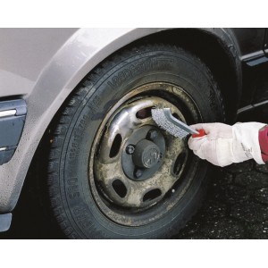 Wolfcraft Drahtbürsten Set im Einsatz: Handbürste reinigt Felge von Rost und Schmutz.