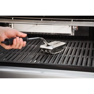 Rösle Grillbürste Slide X reinigt Grillrost. Teil des 3-tlg. Barbecue Premium-Sets.