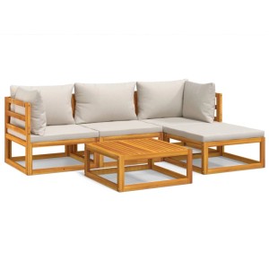 5-tlg. Garten Lounge Set aus Massivholz mit hellgrauen Kissen und Tisch.