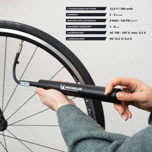 Michelin Akku-Luftpumpe beim Aufpumpen eines Fahrradreifens. Kompakte Bauform, ideal für unterwegs.