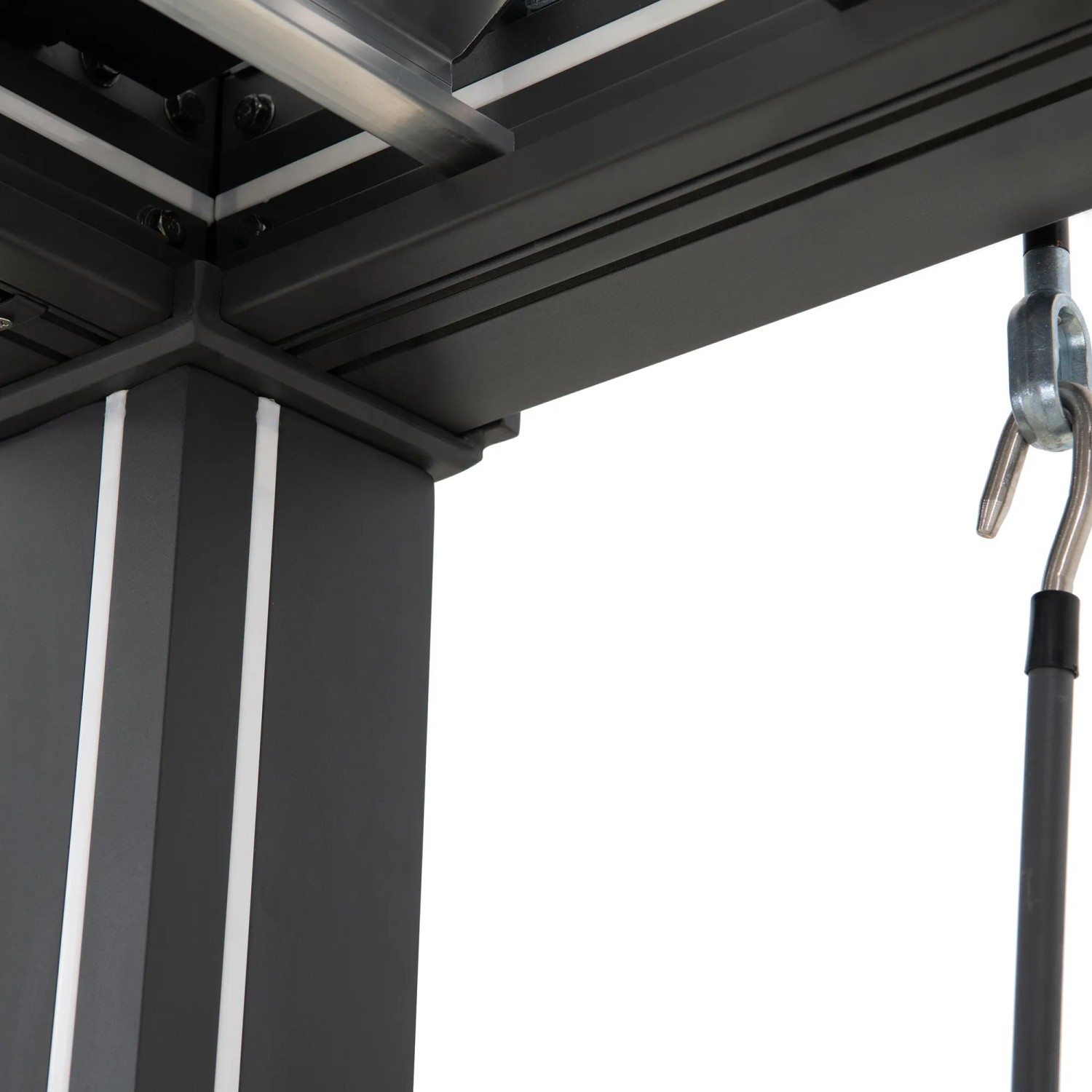Detailansicht der anthrazitfarbenen Sunjoy Multi-Pergola Matterhorn (306x406 cm) mit LED-Beleuchtung.