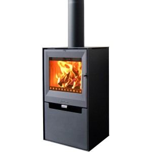 Schwarzer Aduro 14 Kaminofen aus Stahl, 6,5 kW, mit Automatik und brennendem Holz im Feuerraum.