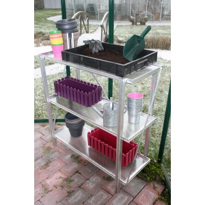 KGT Universal-Aluminium-Regalsystem mit drei Böden im Gewächshaus.