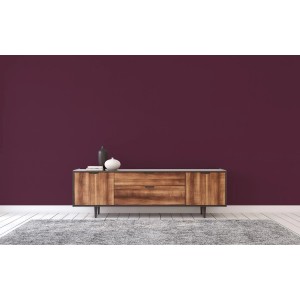 Tadessi Unitapete in Lila an Wand hinter Sideboard. Einfarbige Vliestapete für Wohnraumgestaltung.