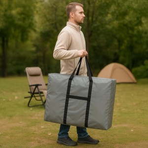 Mann trägt graue osoltus Transporttasche für Lafuma Relax Liegen/Campingstühle im Freien.