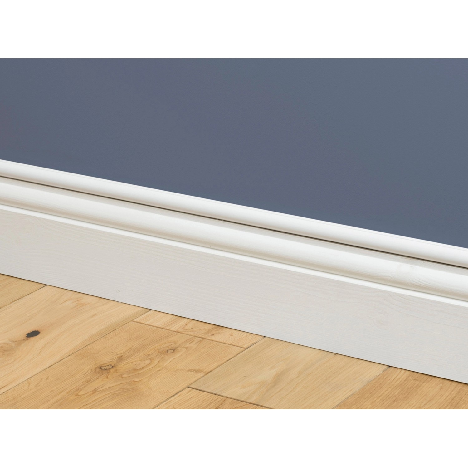 Weißer D-Line Kabelkanal (16x8 mm) an Wand montiert, verdeckt Kabel dezent.