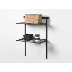 Schwarzer Metall-Drahtgitterboden (60x33x7,2cm) als Regalboden mit Körben an einer weißen Wand.