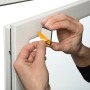 Montage des Gardinia Doppelrollos EasyFix am Fensterrahmen mit Klemmträger.