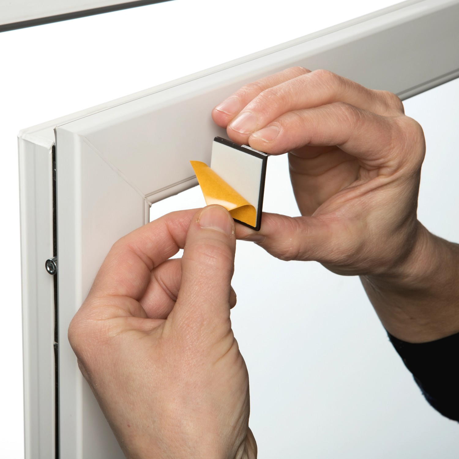 Montage des Gardinia Doppelrollos EasyFix am Fensterrahmen mit Klemmträger.