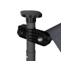 Detailaufnahme: Klemmmarkise Kapstadt, grauer Stoff, schwarze Halterung, silberne Schraube.