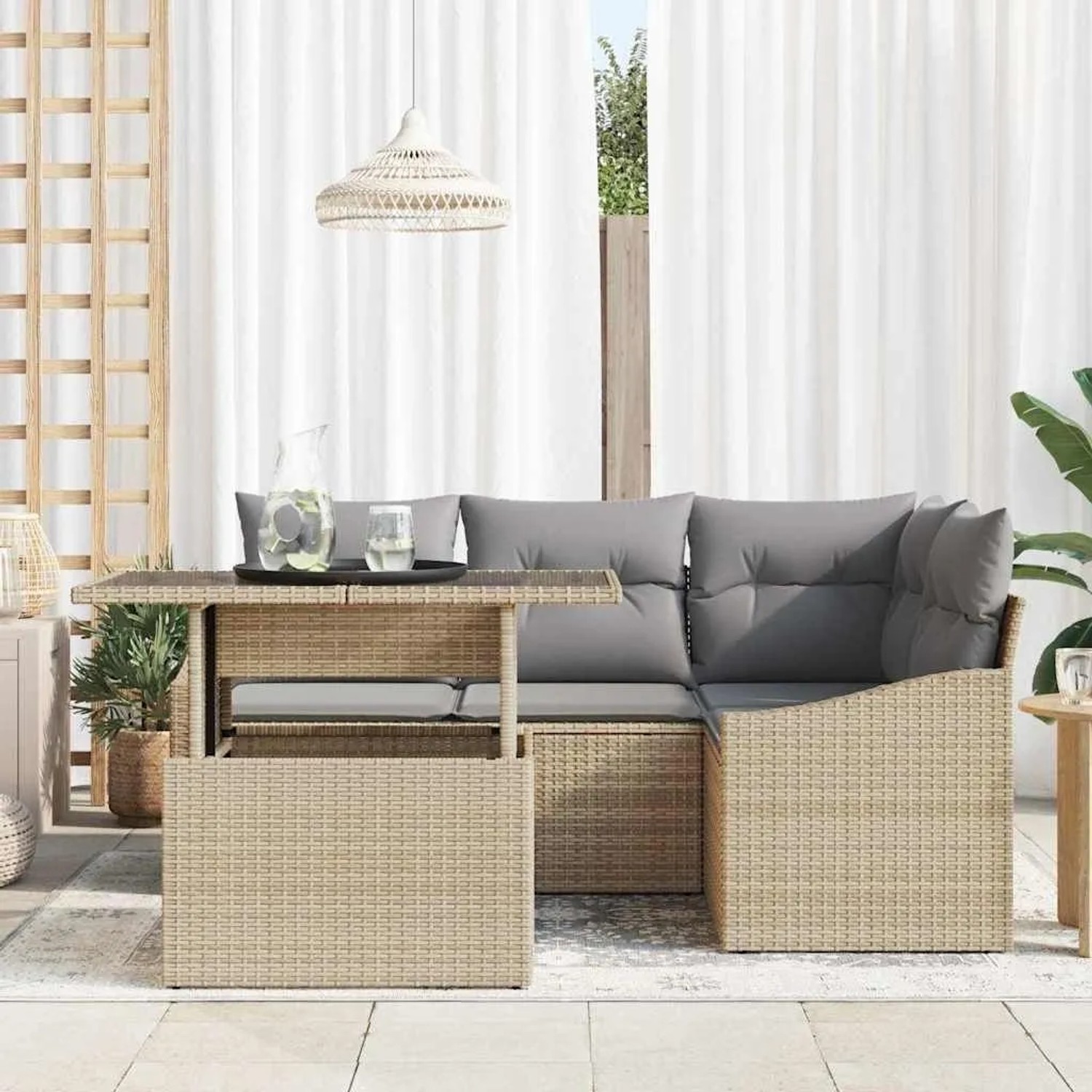 Beiges vidaXL Gartensofa-Set mit Tisch und hellgrauen Kissen aus Polyrattan.