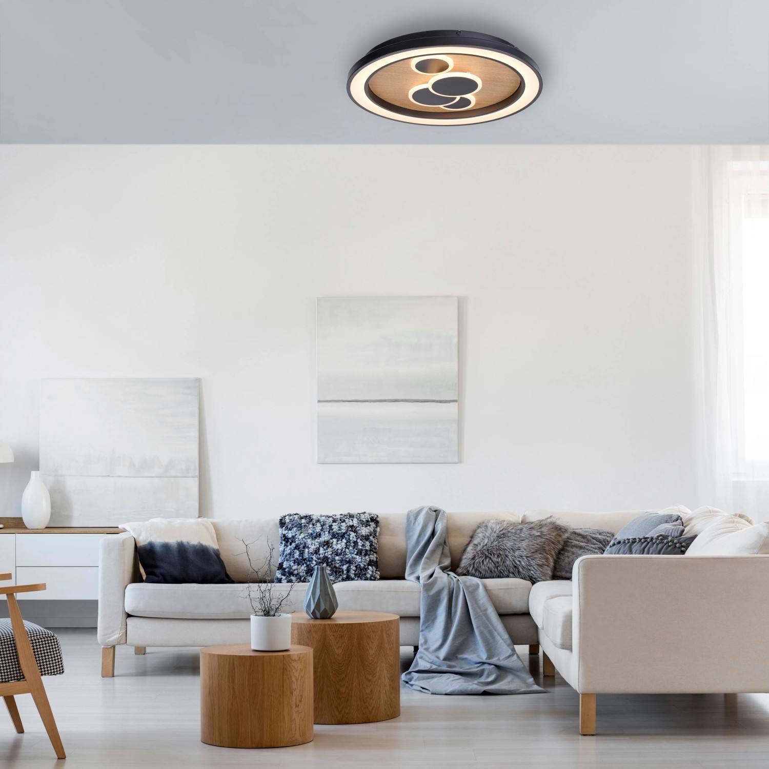 Moderne Paul Neuhaus LED-Deckenleuchte Eliza, Holz-Natur/Schwarz, Ø 60 cm im Wohnzimmer.