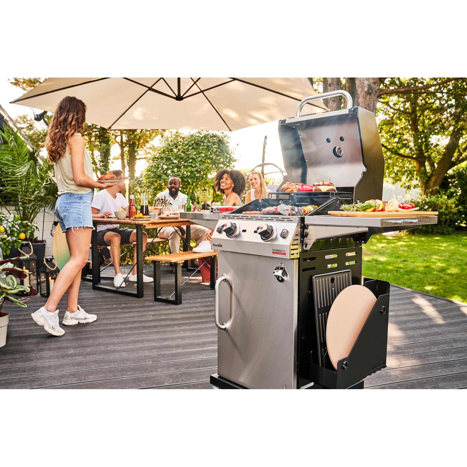 Char-Broil Gasgrill Performance PRO S 2 mit 2 Brennern und TRU-Infrared System im Einsatz mit Gästen.