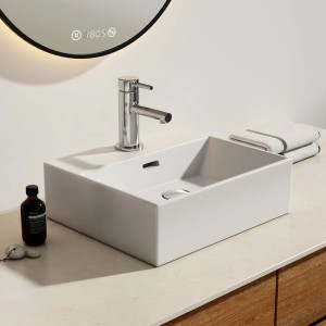 Modernes, weißes Emke Handwaschbecken aus Keramik mit Hahnloch für Bad oder Gäste-WC.