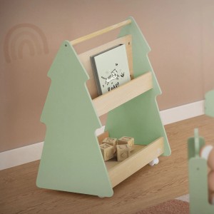 Grün-naturfarbenes Joyz Kinder Bücherregal in Tannenbaumform mit Rollen und zwei Regalböden.