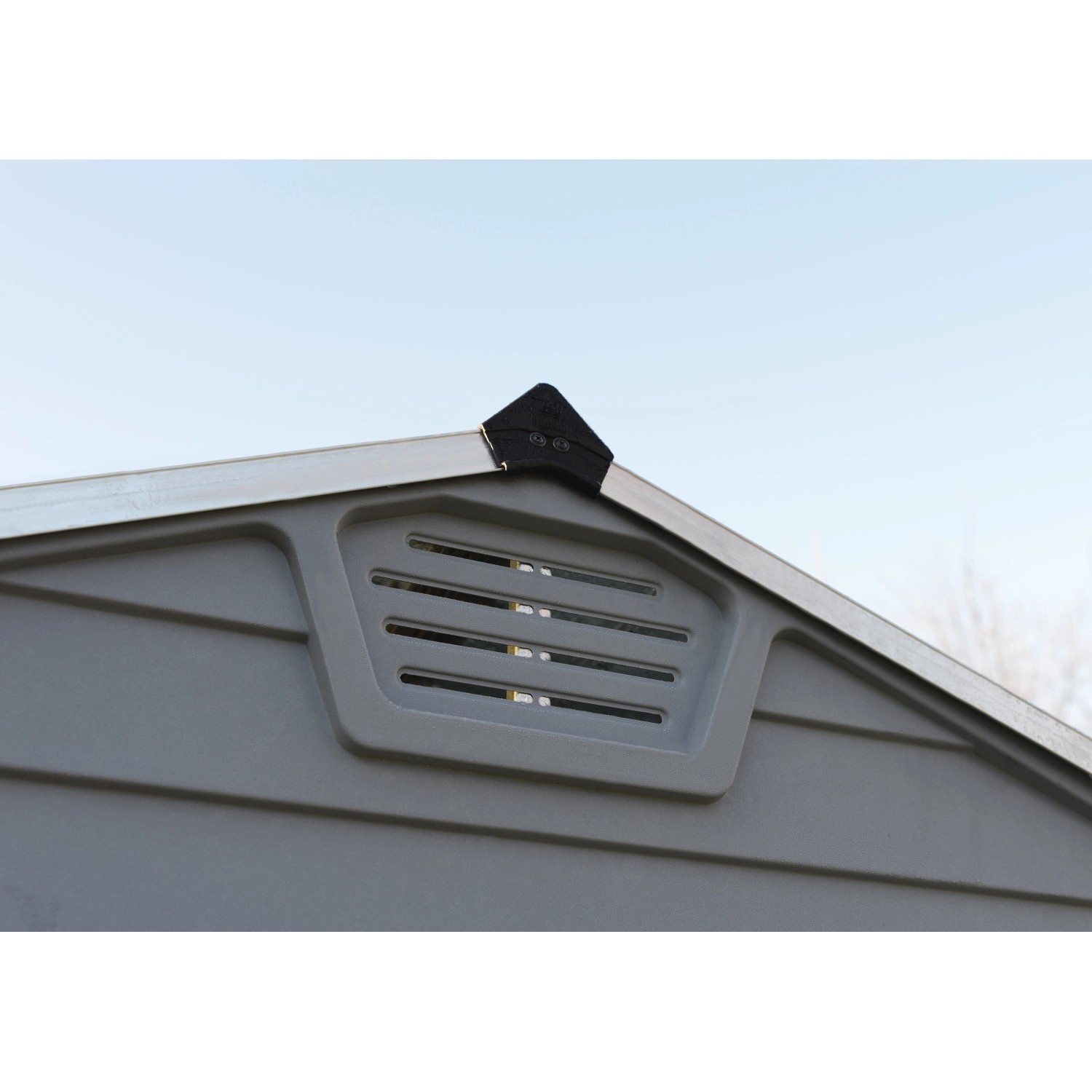 Detailansicht: Belüftung des Palram Canopia Skylight Gerätehauses aus Kunststoff in Anthrazit.