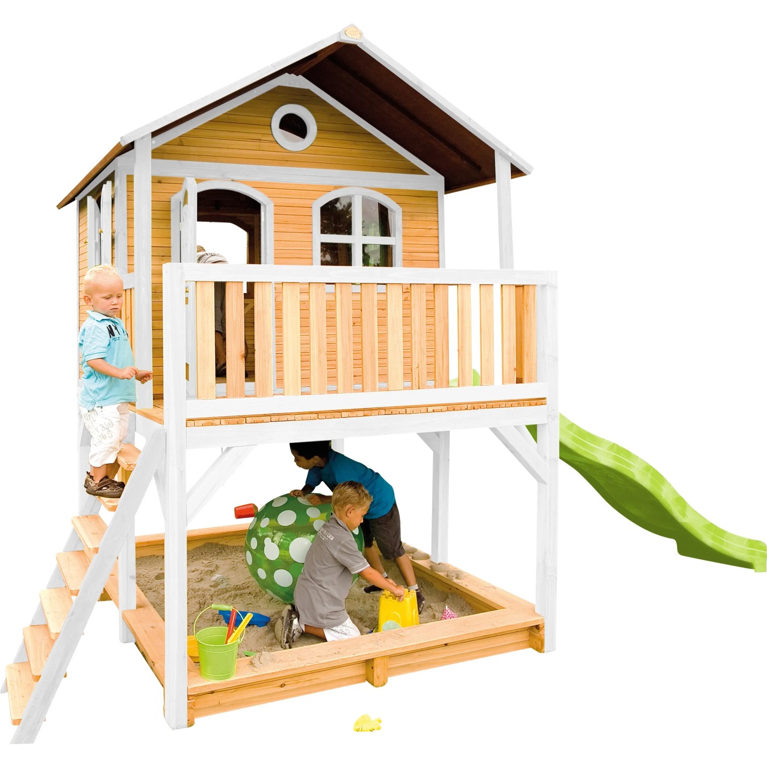 Axi Marc Spielhaus aus Holz mit Rutsche, Sandkasten und Kindern beim Spielen.