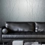 Moderne, silberne Vliestapete mit Crushed-Optik und Streifen von Marburg im Wohnraum.