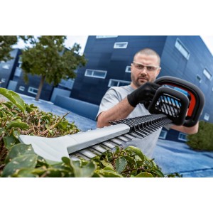 Bosch Professional Akku-Heckenschere GHE 18V-50 im Einsatz beim Heckenschnitt.