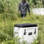 Petromax Kühlbox kx25 mit schwarzem Sitzkissen im Outdoor-Einsatz. Bequeme Sitzgelegenheit für unterwegs.